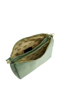 Grüne Lederhandtasche mit zwei Reißverschlussfächern. Innenfutter aus beigem Stoff mit wiederholtem "Venezia"-Logo. Goldene Hardware-Details.
