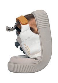 Scarpa bianca in pelle con interno in bronzo metallico, suola in gomma grigia e fascetta di accentuazione arancione; presenta un design pieghevole e lacci in tessuto.