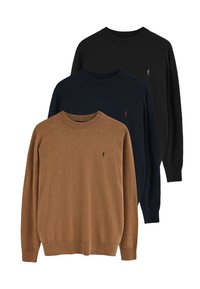 Tre tröjor i utställning: en i brunt, en i marinblått och en i svart. Varje tröja har rund hals, långa ärmar och en broderad logotyp.