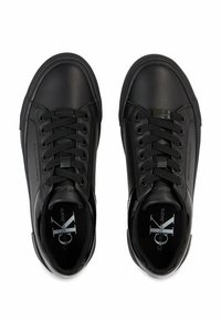 Černé syntetické tenisky s kulatou špičkou a plochou podrážkou. Mají šněrovací design, hladký povrch a diskrétní branding po stranách.