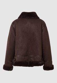Giacca in shearling marrone scuro con colletto in pelliccia, polsini e orlo, cuciture visibili e cinturini regolabili sui lati, vista dal retro.