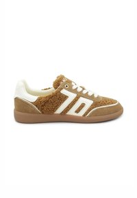 Sneaker marrone realizzato in materiali morbidi e camoscio. Presenta dettagli bianchi e lacci, con una linguetta testurizzata simile alla pelliccia e suola in gomma.