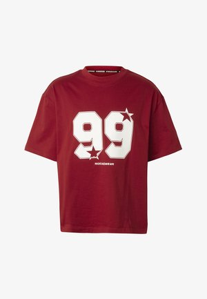 Tumepunane lühikeste varrukatega t-särk, mille esiküljel on suur valge "99" ja kaks tähte, numbrite all väiksem "ROCAWEAR" tekst.