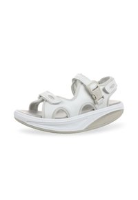 Sandalias blancas de punta abierta con correas ajustables de gancho y bucle, plantilla acolchada, diseño ligero y suela de goma texturizada.