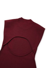 Burgundské pletené tričko s vysokým výstřihem a krátkými rukávy, které má velký výřez na zadní straně a hladký texturovaný povrch.