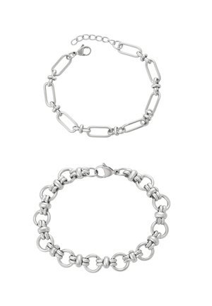 Två silverarmband: ett med avlång länkdelsdesign och lås, ett annat med cirkulära länkar och knutar. Slät, glänsande metallfinish.