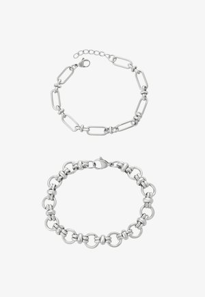 Két ezüst karkötő: az egyik megnyújtott láncszemes kialakítással és kapoccsal, a másik kör alakú láncszemekkel és csomókkal. Simább, fényes fémes kivitel.