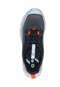 Schwarz-grauer Sportschuh mit einem Obermaterial aus Mesh, orangen Akzenten und weißer Sohle. Verfügt über eine Lasche an der Ferse und ein gepolstertes Design.