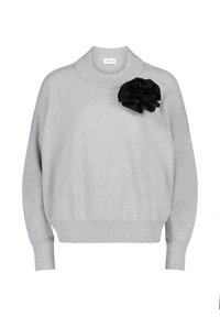 Hellgrauer Strickpullover mit hohem Kragen und einem schwarzen Stoffblumenakzent auf der linken Seite. Verfügt über gerippte Bündchen und Saum.