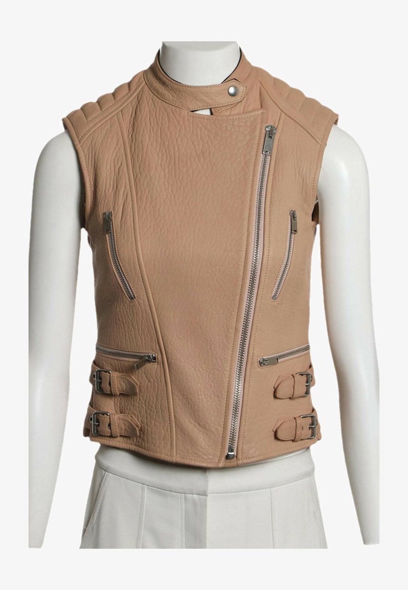 Gilet en cuir beige sans manches avec fermeture éclair asymétrique sur le devant, quatre poches zippées, deux boucles latérales et un col à bouton-pression.