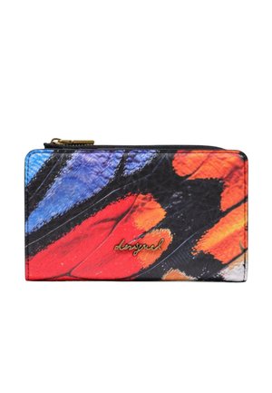 Portefeuille rectangulaire avec un motif coloré d’ailes de papillon en rouge, bleu et orange, avec une fermeture éclair dorée et un petit logo doré.