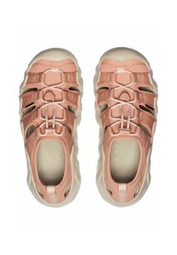 Scarpe sportive rosa chiaro con parte superiore in rete, fasce elastiche e suole in gomma. Presentano una soletta testurizzata e linguette posteriori per una facile calzata.