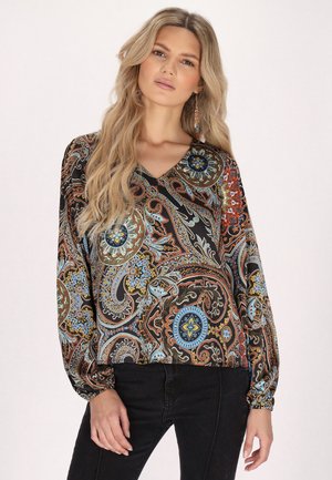 Bluză cu mânecă lungă de culoare neagră, cu un model paisley vibrant în nuanțe de albastru, verde și portocaliu. Are decolteu în V și manșete ajustate.