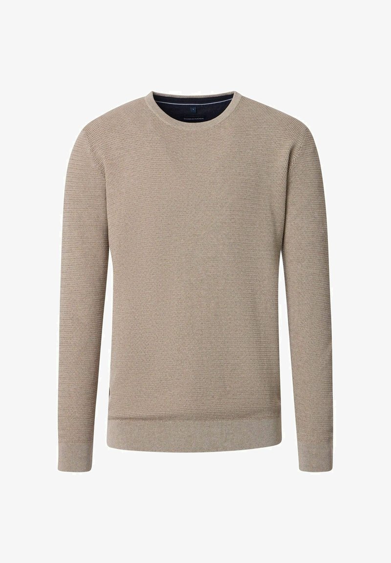 Beige strukturierter Strickpullover mit Rundhalsausschnitt, langen Ärmeln sowie gerippten Bündchen und Saum, auf einem weißen Hintergrund präsentiert.