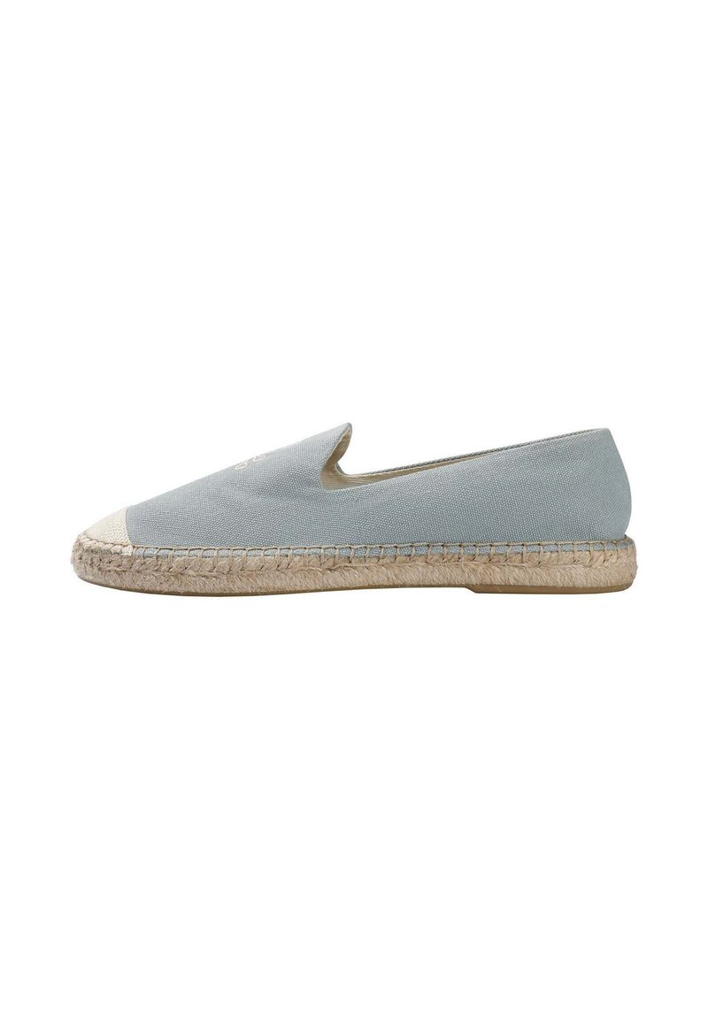 Lichtblauwe canvas espadrille met een ronde neus, jute touw zool en een tan rubberen onderkant; geen zichtbare versieringen.