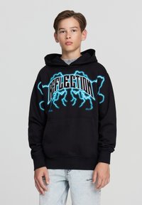 Hoodie nero con una grafica audace "RIFLESSO" e dettagli di fulmini blu. Realizzato in cotone, dispone di una comoda tasca a marsupio e polsini a costine.