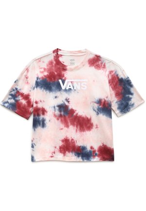 Koszulka tie-dye z krótkim rękawem w czerwonym, niebieskim i białym kolorze, z białym logo "VANS" na piersi, rozłożona płasko na białym tle.
