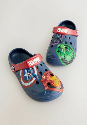 Blauwe klompen met een rode riem met ontwerpen van Marvel-superhelden. Inclusief decoratieve figuren van Iron Man, Captain America en Hulk.