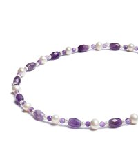Amethyst- og perlebead halskæde med ovale og runde former; indeholder gennemsigtige lillasteiner og glatte hvide perler, strenget i et skiftende mønster.