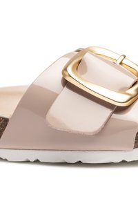 Sandale à glissière en vernis rose, avec une large bride, un audacieux détail de boucle en métal doré et une semelle en liège avec une semelle en caoutchouc blanche.