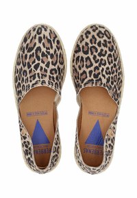Leopardprint canvas instappers met een jute rand, tan binnenzool en blauwe logo-accenten, voorzien van een ronde neus en elastische zijkanten.