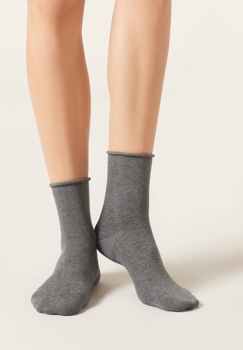 Calze di cotone grigie con polsino a costine, lunghezza alla caviglia, morbide al tatto, con cuciture piatte per un comfort a contatto con la pelle.