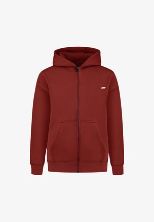 Sudadera roja con cremallera hecha de una tela suave, con un bolsillo frontal, capucha con cordón y un pequeño logo blanco en el área del pecho izquierdo.