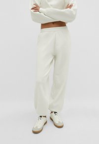 Stradivarius PLUSH BOYFRIEND JOGGERS - Pantalon de survêtement - white