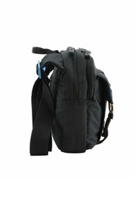 Bolsa de tela negra con múltiples compartimentos con cremallera, correa ajustable y un bolsillo lateral, con acentos azules y herrajes duraderos.