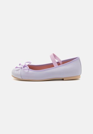 Chaussures plates violettes avec un bout en vernis, un corps doux et une sangle élastique rose. Présente un nœud décoratif à l'avant. Semelle légère.