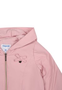 Roze waterdichte jas met een ritsluiting, capuchon en decoratieve strik- en hartaccenten op de linkerborst. Glad, glanzend stof.