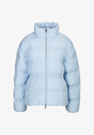 Lichtblauwe gewatteerde jas met een hoge kraag, elastische taille, rits aan de voorkant en reliëfstructuur. Heeft brede, gewatteerde mouwen.