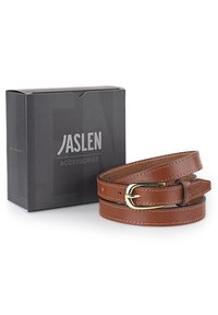 Cinturón de cuero marrón con una hebilla dorada, guardado junto a una caja negra etiquetada como "ACCESORIOS JASLEN". El cinturón presenta detalles de costura visibles.