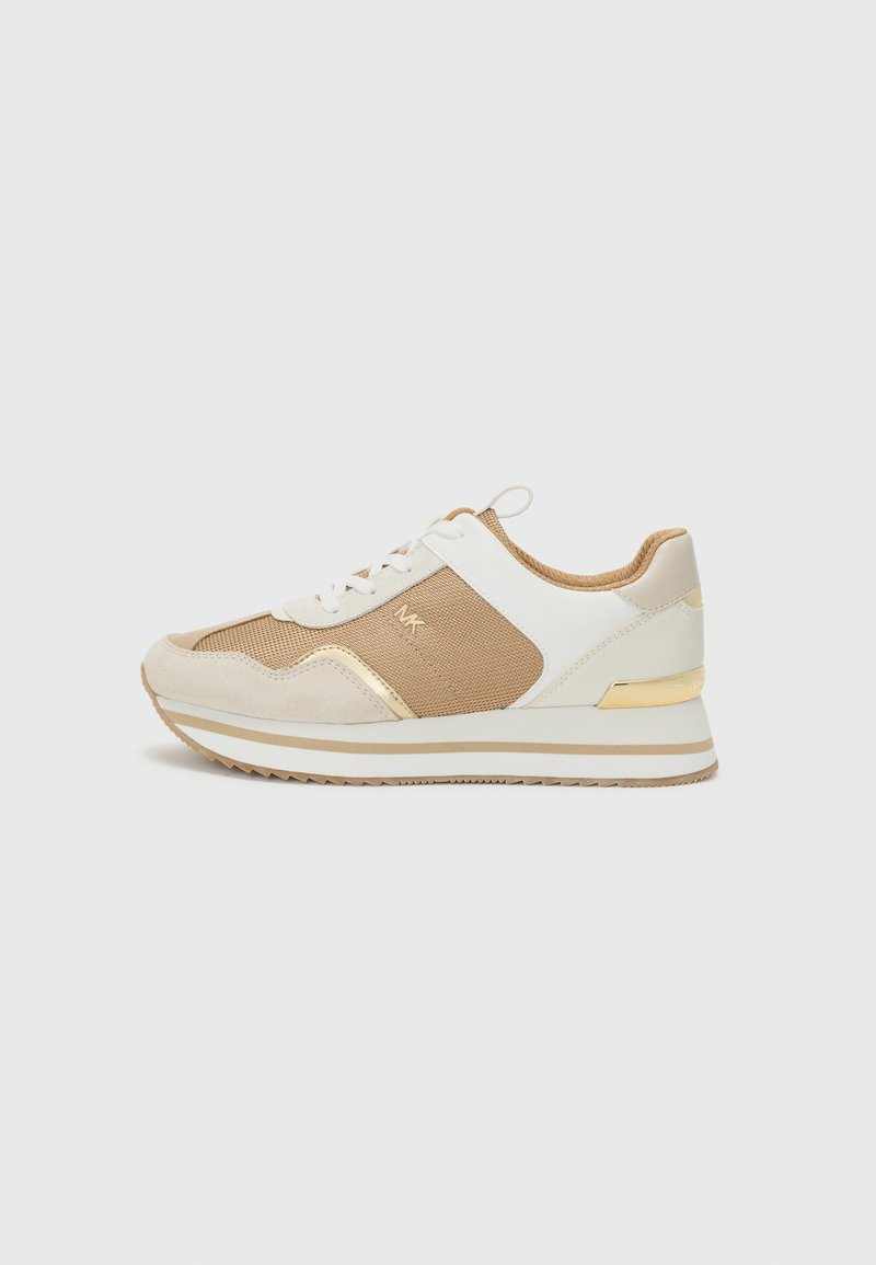 Sneaker bianco e beige con accenti dorati, tessuto testurizzato e pelle liscia. Caratteristiche includono una suola spessa e design con lacci.