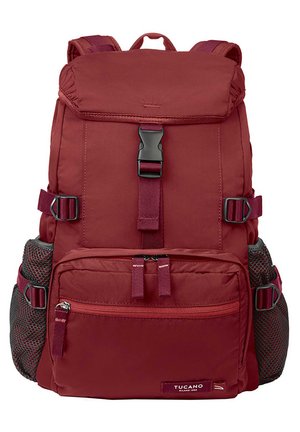 Zaino in tessuto rosso con chiusura a pattina, spallacci regolabili, più tasche con zip e compartimenti laterali in rete. Presenta dettagli in metallo nero.
