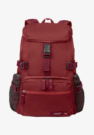 Rode stoffen rugzak met een klepluiting, verstelbare schouderbanden, meerdere met rits afgesloten vakken en gaas zijcompartimenten. Voorzien van zwarte hardware-accenten.