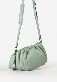 Texturiertes, mintgrünes Lederhandtasche mit einem gerafften Design und verstellbarem Schultergurt. Verfügt über Metallbeschläge und eine lässige Form.