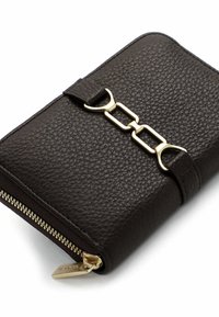 Dunkelbraune Lederbrieftasche mit genarbter Textur, goldfarbenen Beschlägen und einem Reißverschluss. Verfügt über eine Kettenakzent auf der Vorderseite.