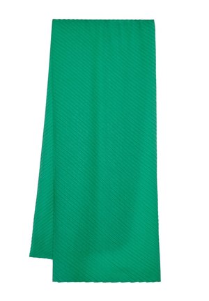 Tissu vert avec une texture subtile à côtes diagonales, plié dans le sens de la longueur sur fond blanc.