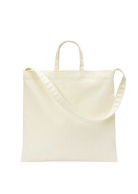 Sac tote en toile de couleur crème pâle avec deux poignées supérieures et une longue bandoulière ajustable ; texture lisse et design minimaliste.