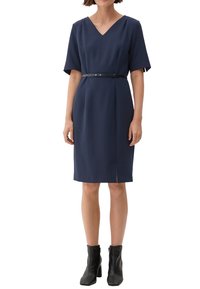 Navyblauwe jurk met korte mouwen en een V-hals. Inclusief een zwarte riem om de taille en een zijsplit detail. Glad, lichtgewicht materiaal.