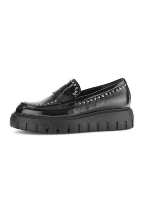 Schwarze Lackleder-Loafer mit einer dicken Gummisohle in Schwarz. Verfügt über Nieten entlang des oberen Randes und einen Riemen über dem Rist.