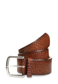 Bruine leren riem met een gestructureerde afwerking en zilveren metalen gesp. Heeft gestreepte patronen en een gladde rand.