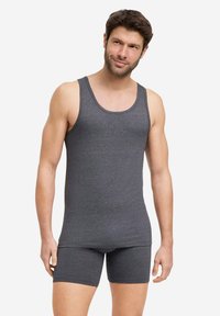 Set di canotta in cotone grigia e pantaloncini boxer, con un design aderente, texture liscia e scollatura arrotondata. Tessuto altamente elastico per il massimo comfort.