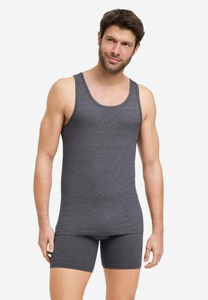 Ensemble de débardeur en coton gris et de short boxeur, présentant un design ajusté, une texture lisse et un col rond. Tissu extensible pour un confort optimal.
