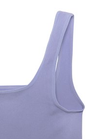 Helllila gerippter Tanktop mit breiten Trägern und rohen Kanten, der eine weiche Textur hat. Fokussiert auf legere, bequeme Bekleidung.