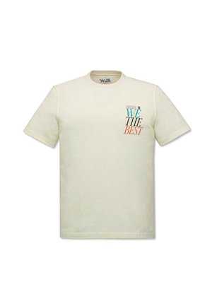 T-shirt à manches courtes couleur crème avec col rond, affichant le texte "MCM X WE THE BEST" en bleu, noir et orange sur la poitrine gauche.