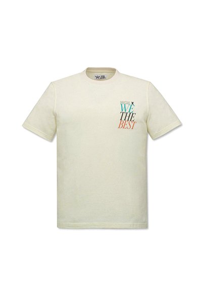 T-shirt à manches courtes couleur crème avec col rond, affichant le texte "MCM X WE THE BEST" en bleu, noir et orange sur la poitrine gauche.