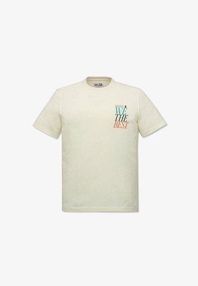 T-shirt à manches courtes couleur crème avec col rond, affichant le texte "MCM X WE THE BEST" en bleu, noir et orange sur la poitrine gauche.