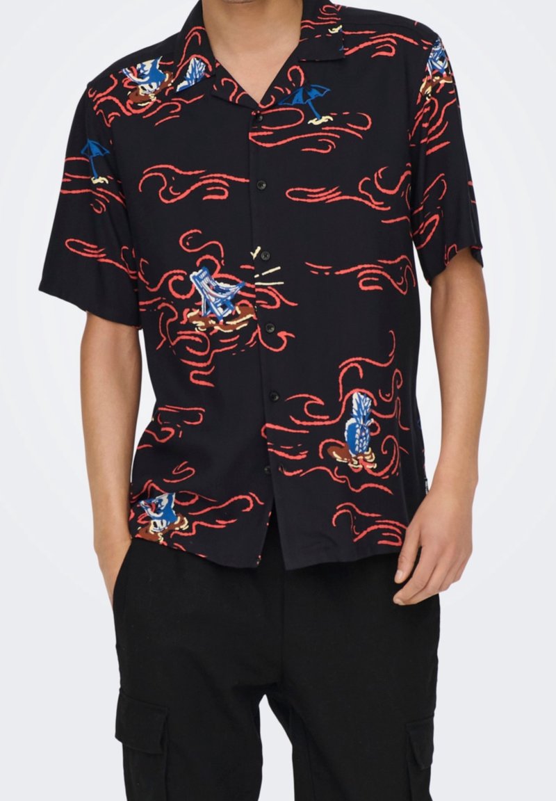 Zwarte t-shirt met korte mouwen, versierd met kleurrijke golfpatronen, blauwe paraplu's en rode spiralen; lichte stof met een relaxte pasvorm.